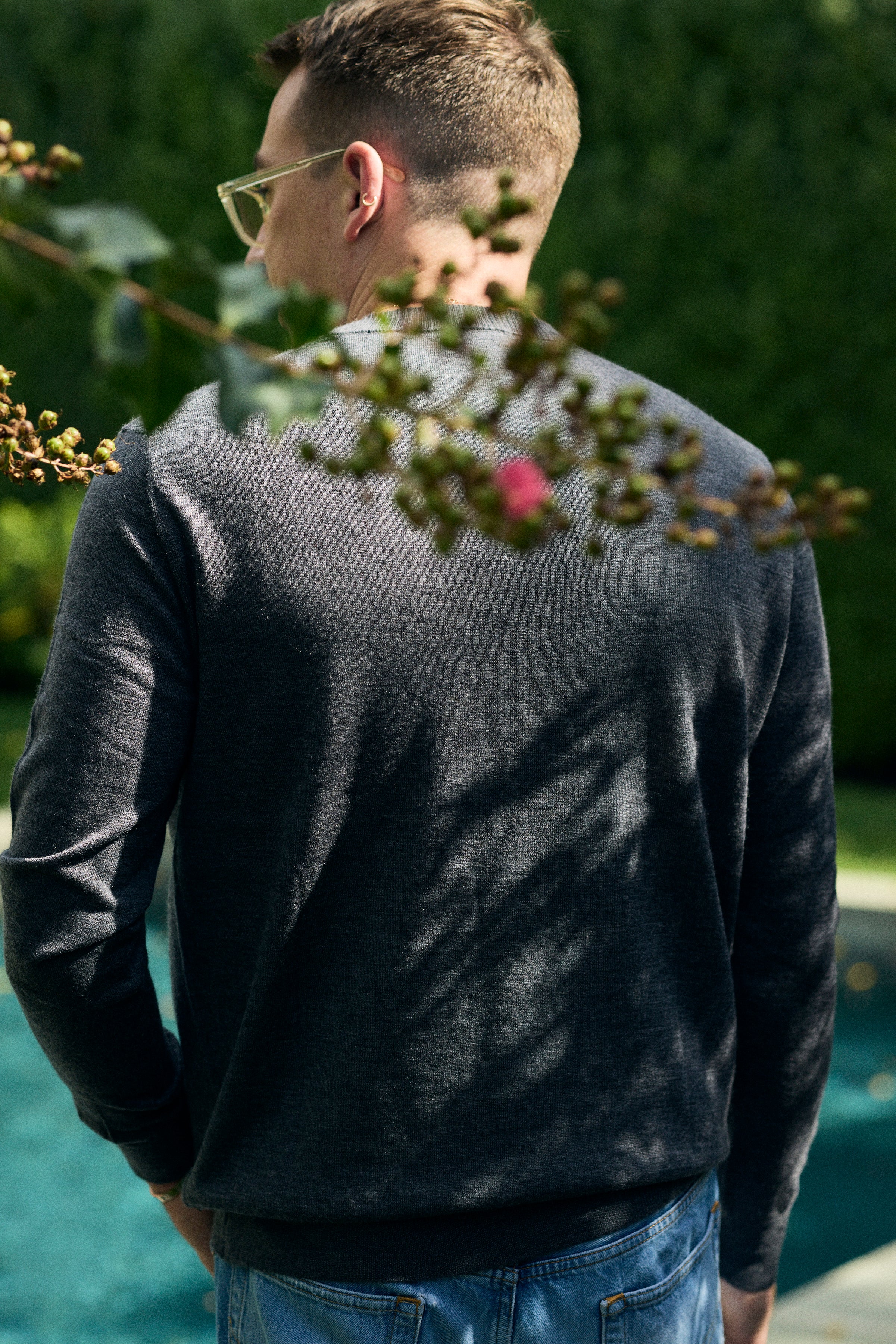 Hank Fine Cashmere Newman Sweater in Charcoal